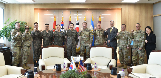 김승겸(왼쪽 여섯 번째) 합동참모본부 의장이 9일 서울 용산구 합동참모본부 청사에서 제임스 맥콘빌 미국 육군참모총장(왼쪽 일곱 번째), 라캐머라 한미연합군사령관(왼쪽 여덟 번째) 등 한미 군관계자들이 기념 촬영하고 있다. [합참 제공] 연합뉴스